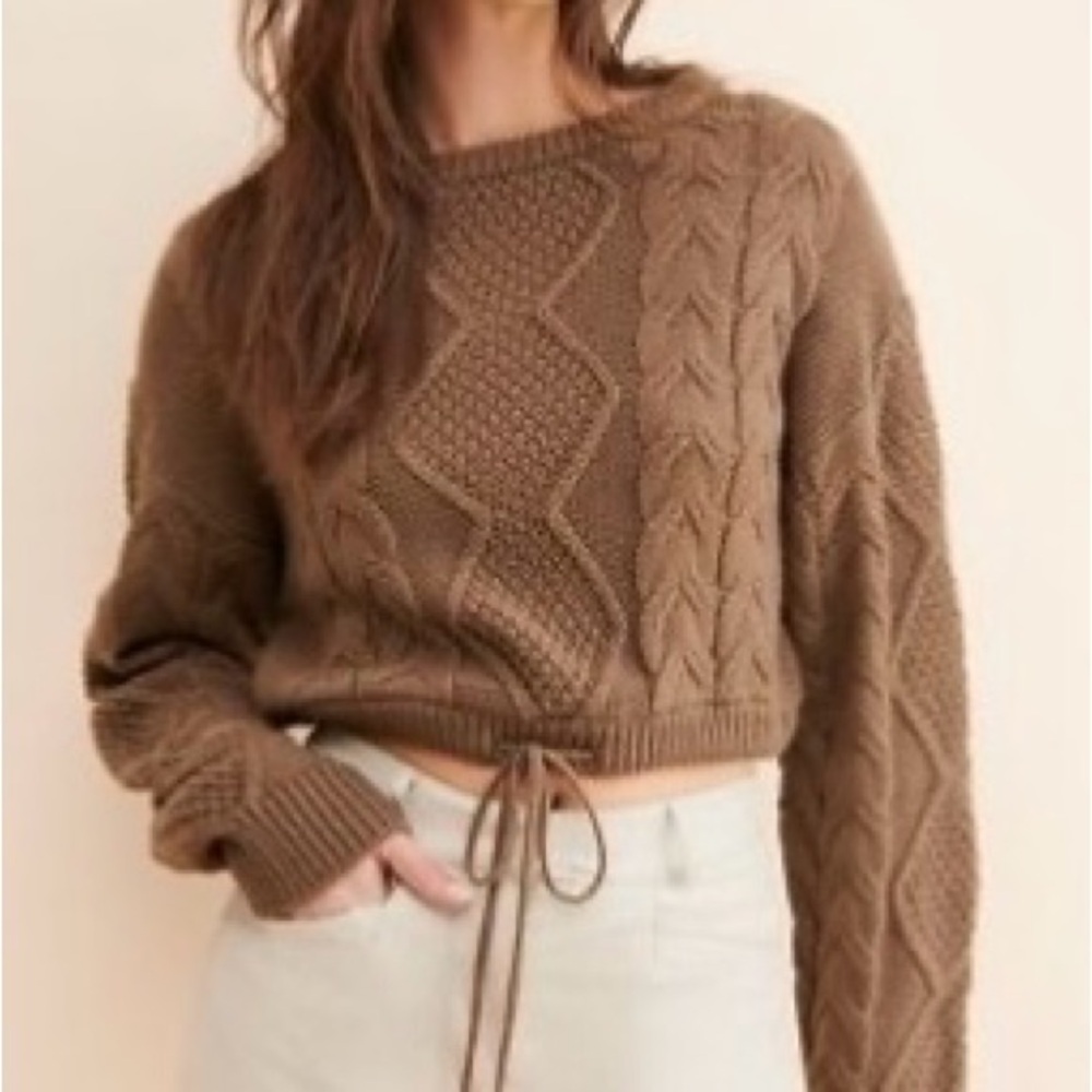 VIGOSS CROP CABLE KNIT SWEATER